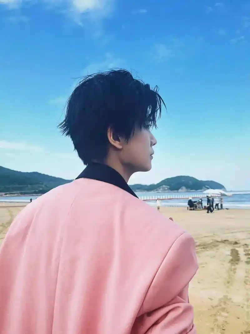 任嘉伦背影合集 - 抖音