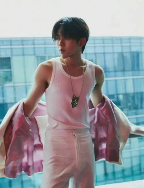 蔡徐坤晒湿发对镜自拍#蔡徐坤肌肉线条太撩人了!