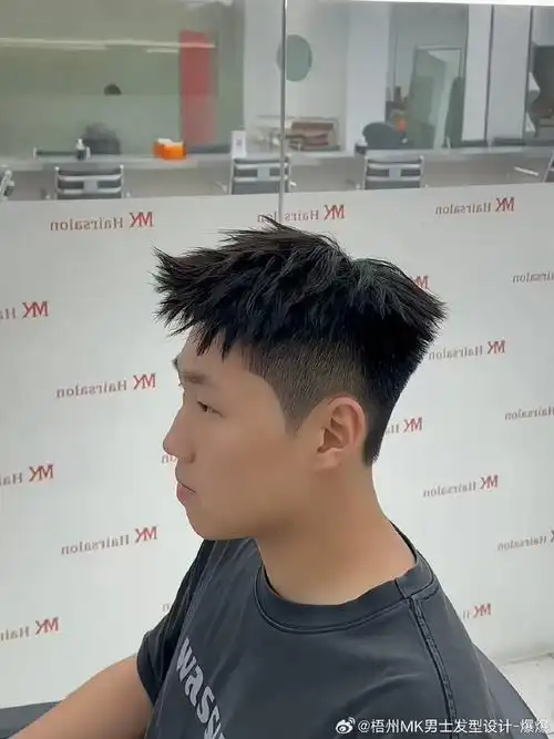 中式前刺发型#男士发型#  立体的轮廓和凌乱的层次氛围感才是男生才有