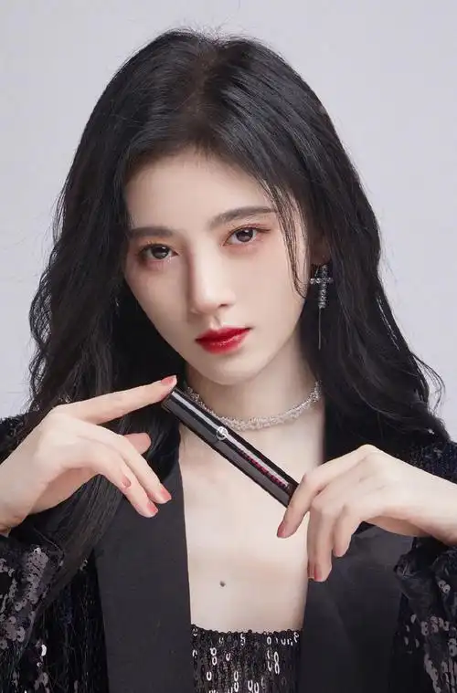 鞠婧祎不是"美少女"了,一袭黑色亮片西装配红唇,霸气得像女王_造型