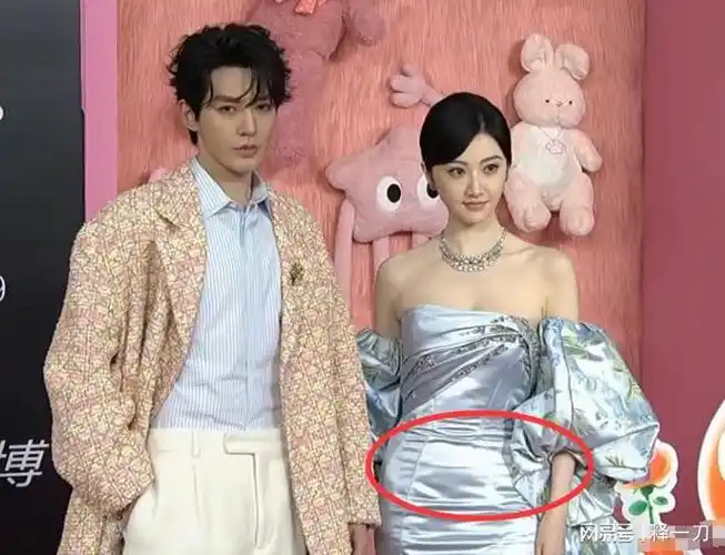 但是丝绸的裙摆,在腰间会显得有些臃肿,不过她本来就很瘦,肚子也不大