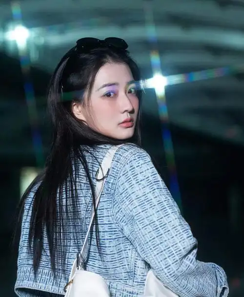 徐璐兰色格子套装长筒靴时尚写真,灵动优雅,明艳动人!