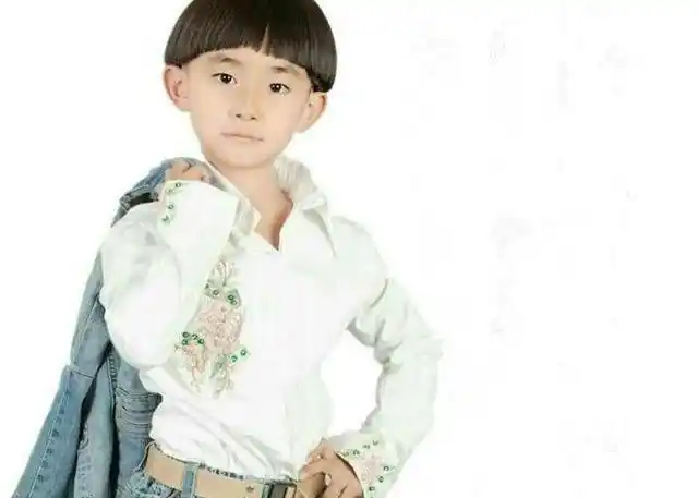 tfboys王俊凯,王源,易烊千玺幼年时的照片,你见过吗_小时候