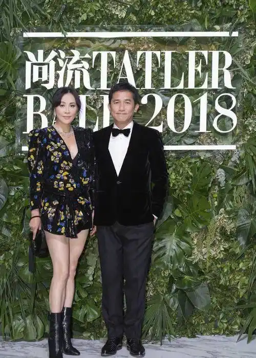 梁朝伟去医院也时髦,卫衣配牛仔裤坐货梯像路人,体弱扶着墙根走