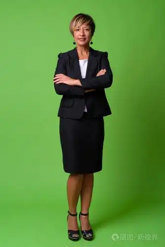 成熟美丽的多族裔女性的全身拍摄