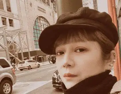 如今他们的生活也算是越过越好,前妻曾哲贞也和儿子岁月静好,希望网络