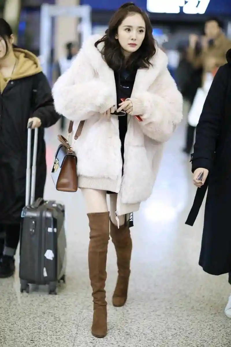 关晓彤靠一双过膝长筒靴凹造型,穿西装配短裤,这一身真有明星味