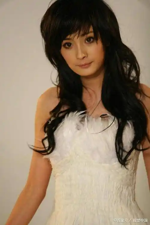 17岁杨幂曾被49岁成龙搂在怀里,网友:整没整容一目了然