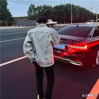 很有气场的男生头像深沉感很酷的男生背影头像