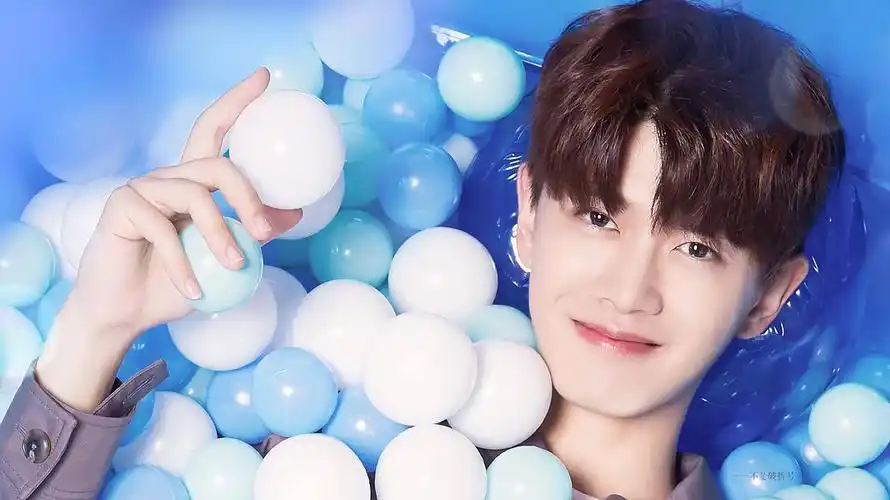 搬运一个任嘉伦(国超)的电脑壁纸(侵删)