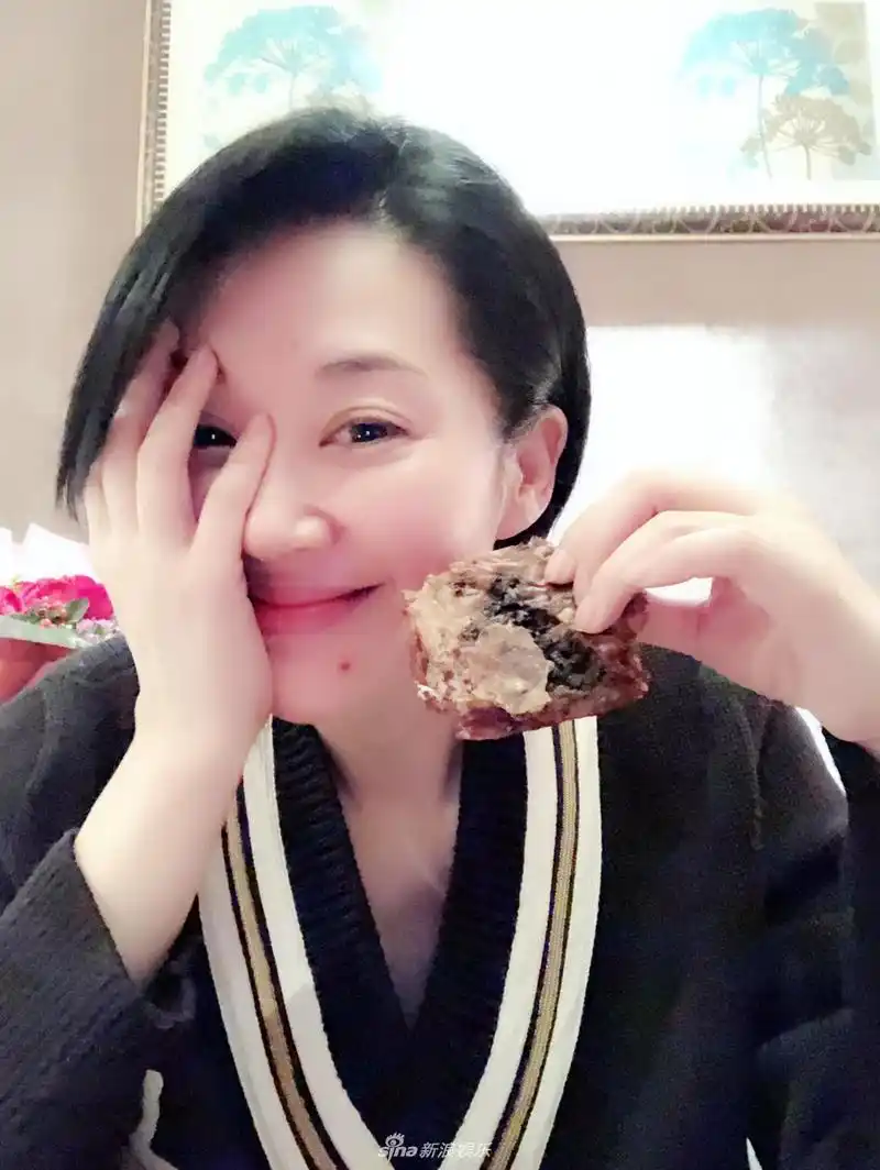 49岁许晴直播中卸妆 素颜对镜头少女感十足_娱乐头条_大众网