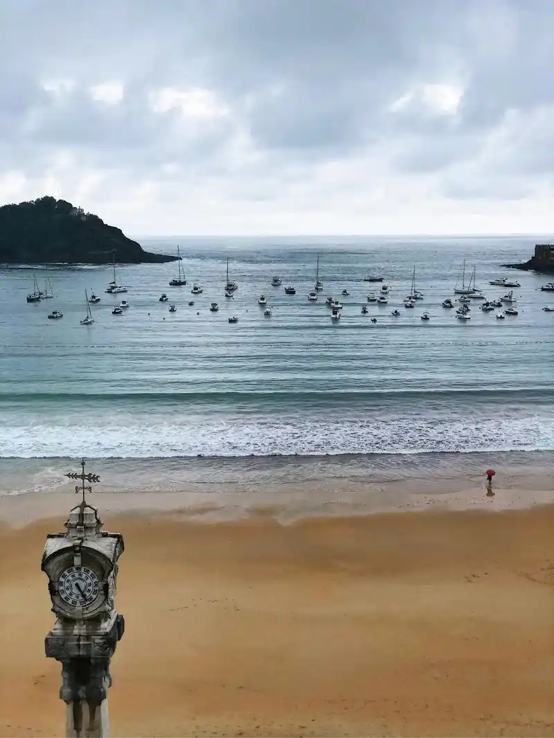 西班牙圣塞巴斯蒂安的贝壳沙滩,一直被欧洲人民公认为是最美的海