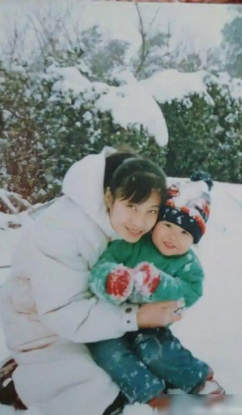 值得一提的是,王一博大年初一要去上班,王一博爸爸妈妈还送王一博到