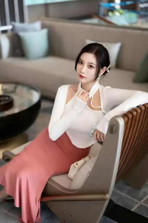 杨晨晨写真修身裙子凸显性感身材诠释成熟女人的魅力