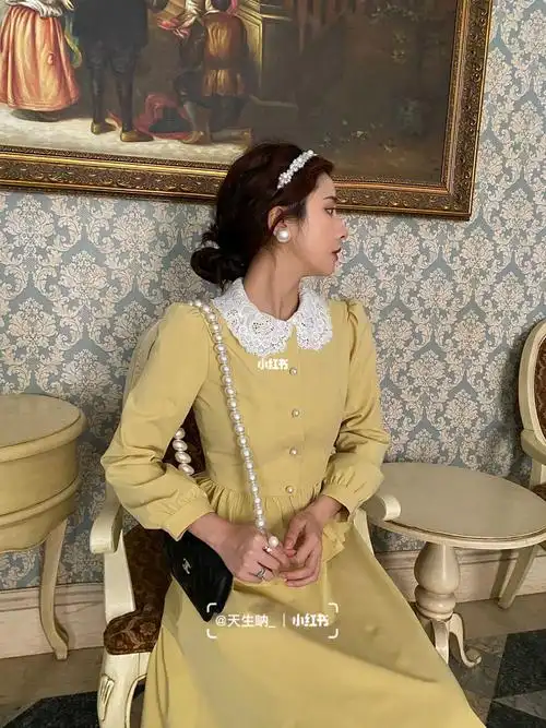 复古女孩今日穿搭白秀珠套装