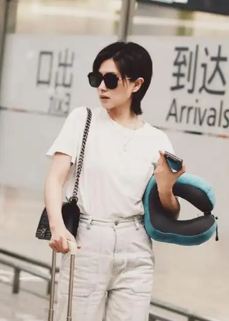 万茜亮相机场白衣清纯年轻气质爆棚