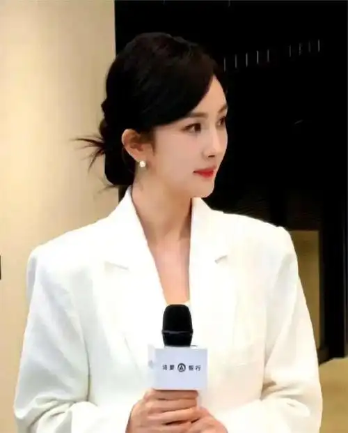 杨幂喜提享界s9!弯腰致敬意,余承东害羞不敢直视,亲自当司机!