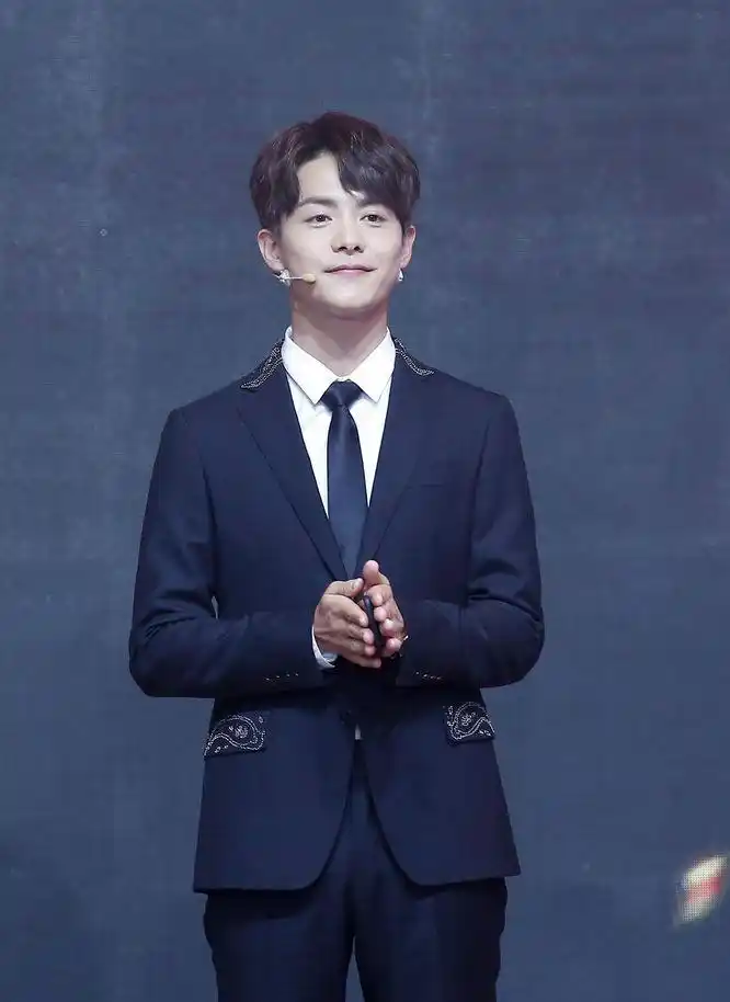 组图:马天宇西装革履帅气逼人 捧鲜花伫立如画中人