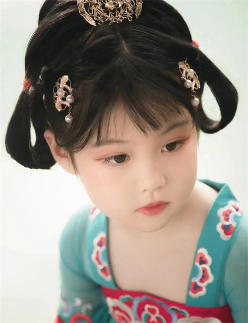 "导读:小女孩古风发型推荐,和汉服的搭配不要太好看,无论是中秋还是