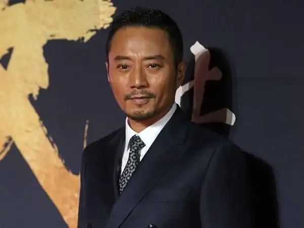 曾夺得金马奖和金鸡奖的最佳男主角,是影帝级别的实力派演员,得益于