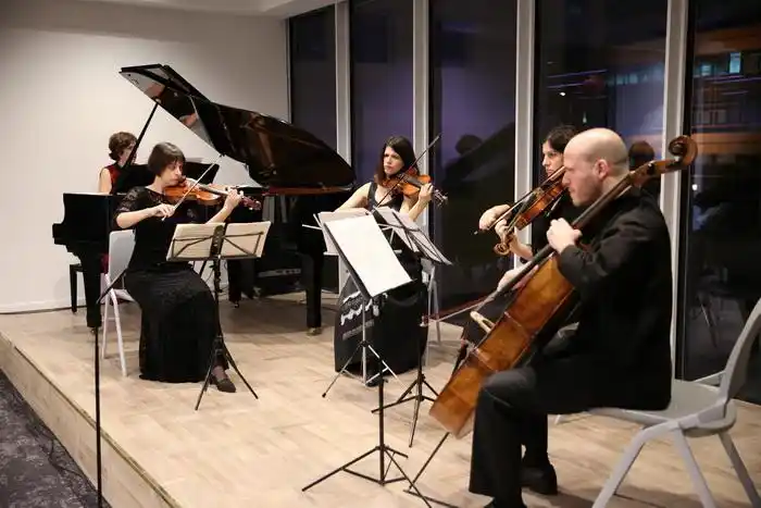 钢琴弦乐四重奏