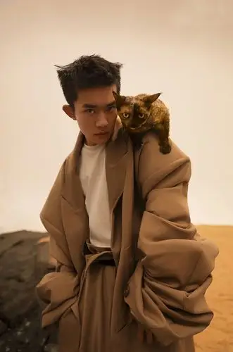 易烊千玺登嘉人三月刊封面真诚解读探索与自由