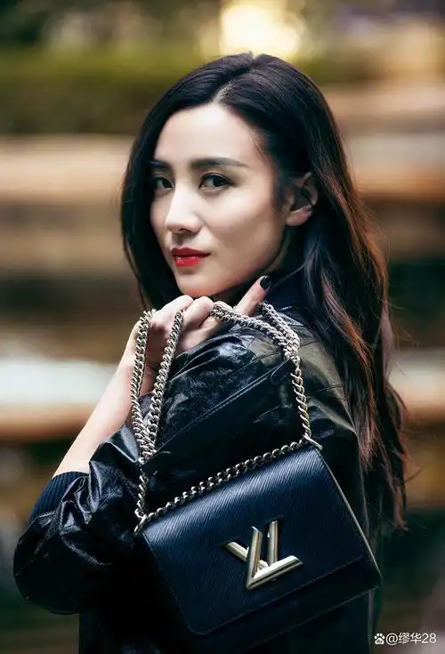 事实证明,42岁未婚未育的宋佳,早已走上女演员的另一条大道