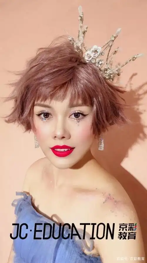 超级时尚的减龄晚宴妆容