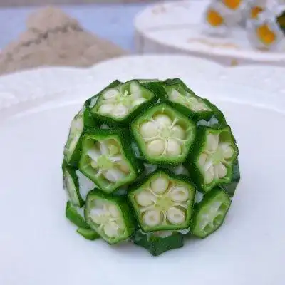 加入一勺蛋黄酱拌均匀6,用手团成圆形7,把秋葵片粘在山药球上8,摆盘即