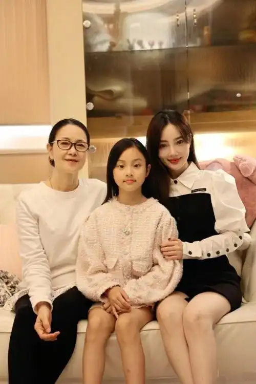 李小璐带女儿外出聚餐!她穿背心短裙只顾自己美,甜馨睡衣像跟班