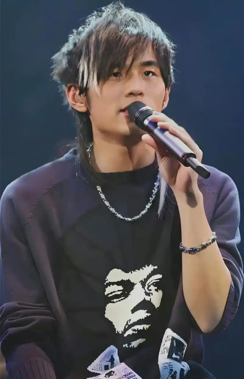 白毛伦 #周杰伦 我最爱的歌手都四十多了,啥时候能去看一场 - 抖音