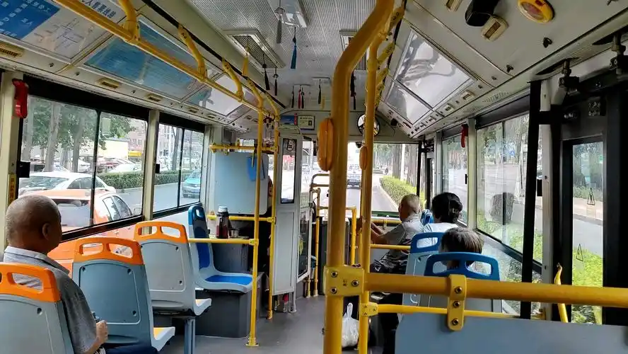 【邢台公交】3路宇通石皮e8mini过钢铁路炸雷路段车内狂颠视角