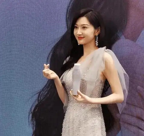 景甜到底是"盛世美颜",飘纱设计肩带连衣裙优雅温柔,高级洋气_爆表