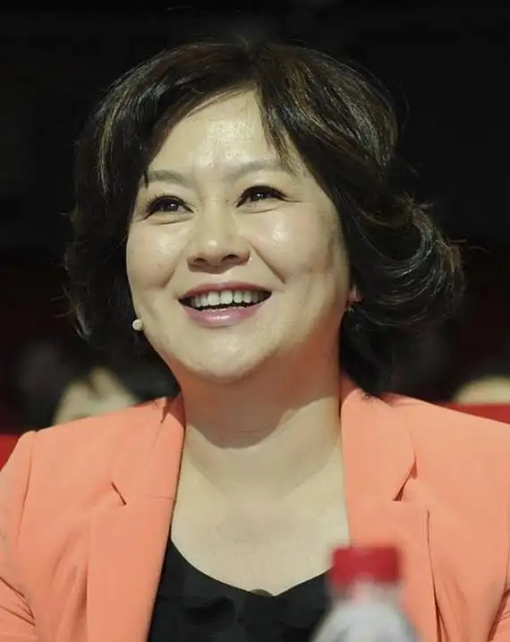 回顾央视主持人鞠萍:离异后44岁带儿子再嫁,有苦有甜,一切都值得