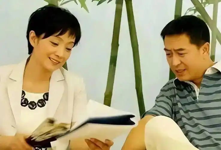 张嘉译娶的二婚老婆太值了!他笑的合不拢嘴,王海燕穿半裙还甜美!