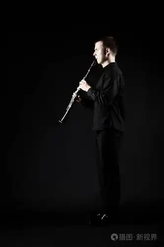 单簧管演奏者古典音乐家.男子演奏 clarinette 木管乐器全长