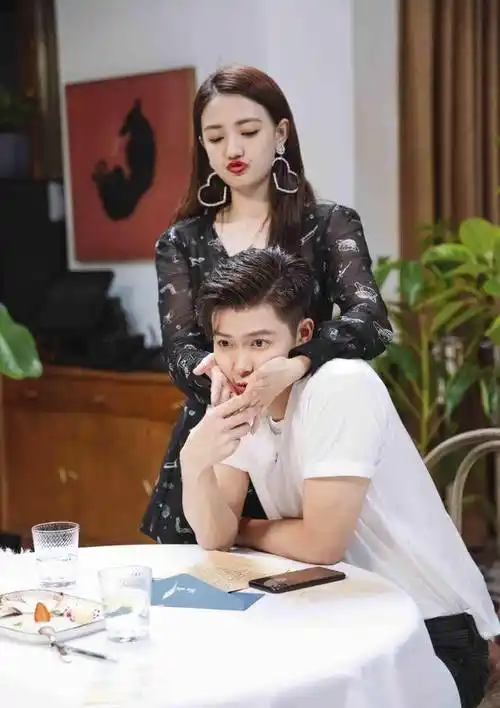 90后女星徐璐,十三岁出道备受大导演照顾,好家世让她不怕不火_杨幂