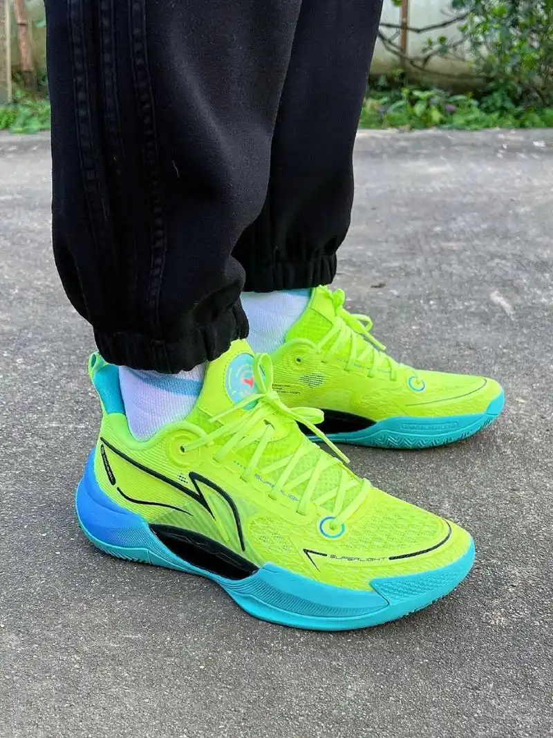 后卫实战鞋推荐-超轻2022v2 99: 李宁 超轻2022v2 蜂鸟 实战篮球鞋