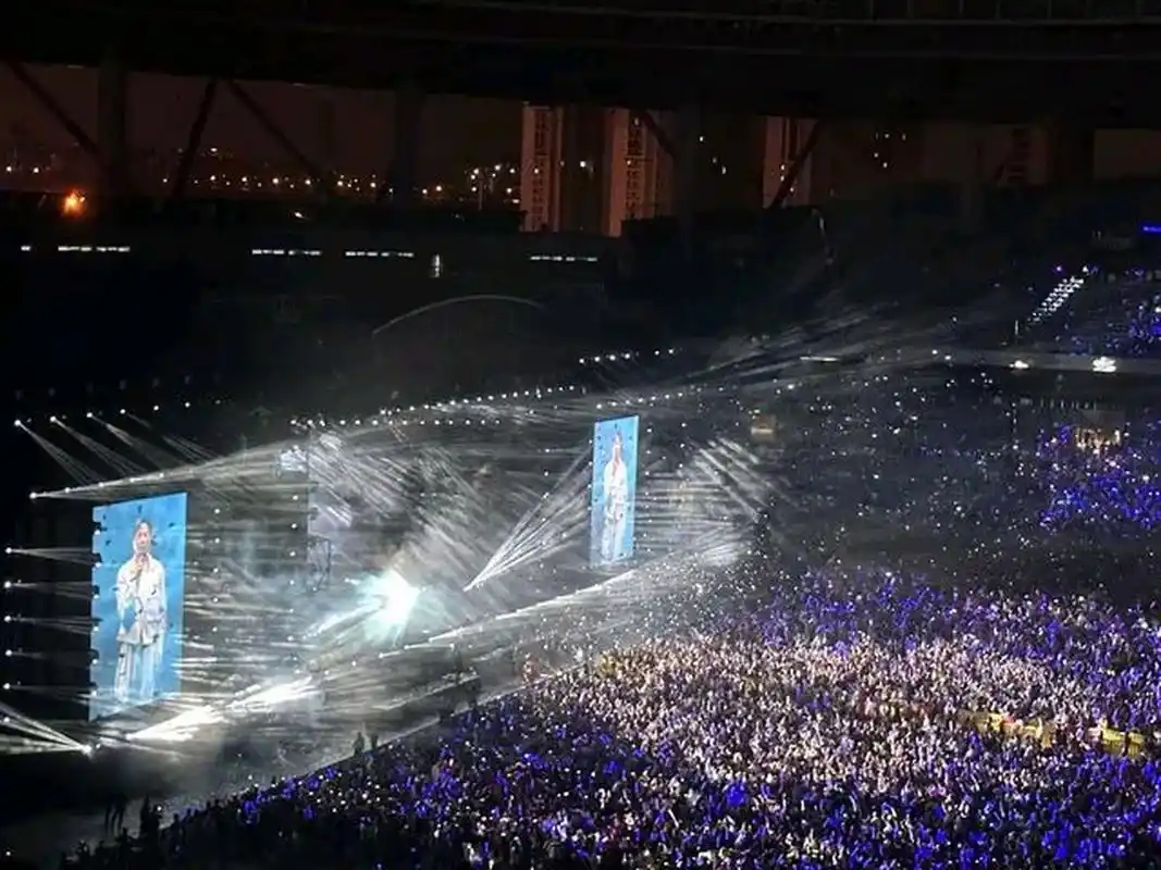 不得不说,虽然是商业演出但这次演唱会更像是歌迷们的一次聚会,而且