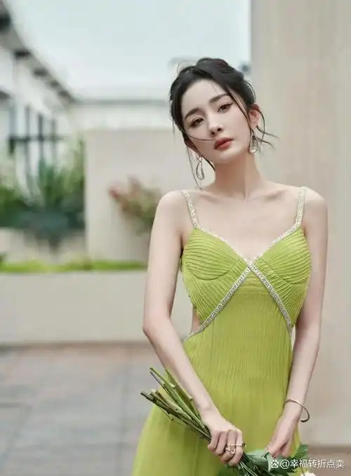 杨幂还是那么敢穿,"掐腰裙"风情万种,曲线柴而不瘦很风韵