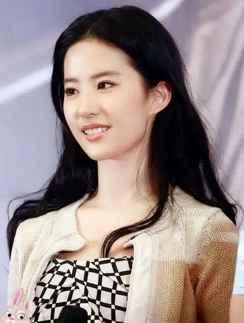 刘亦菲《功夫之王》("木头美人"刘亦菲的无奈,除了抗打的颜值还有啥?