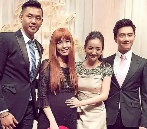 林依晨和林于超其实早在高中就认识了,只不过那时候的两人并没有交际.