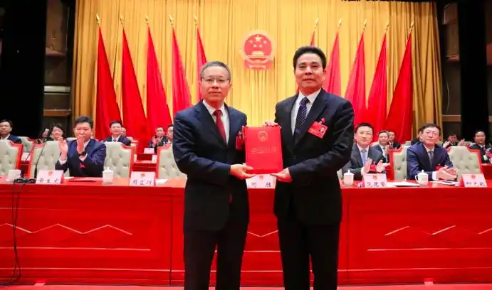 罗湖区八届人大一次会议闭幕周益川当选区人大常委会主任范德繁当选