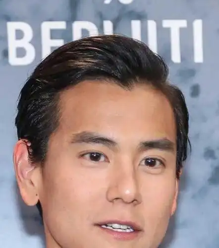 彭于晏皮衣配油头帅气亮相 大长腿男神依旧