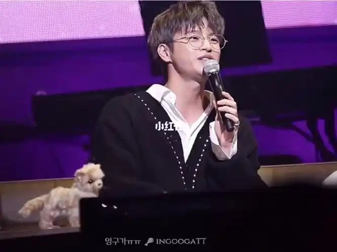 戴眼镜的徐仁国