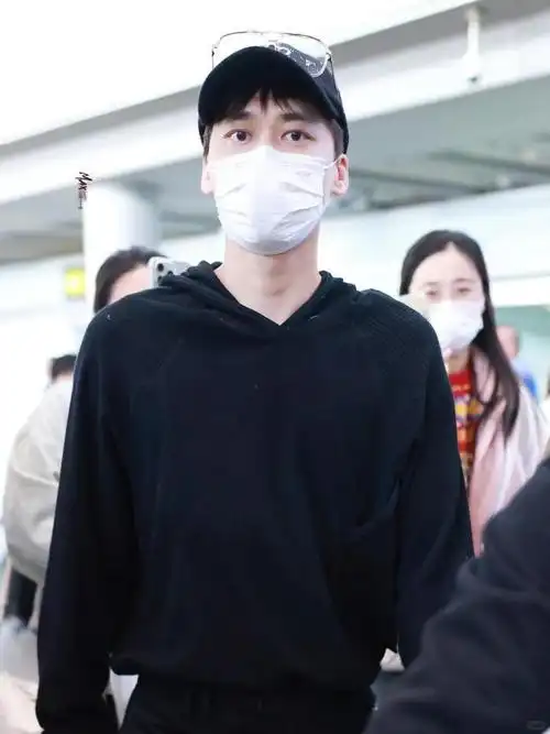 说起李易峰的爱情故事,咱们公众了解的并不多,过去那段与李多海的恋情