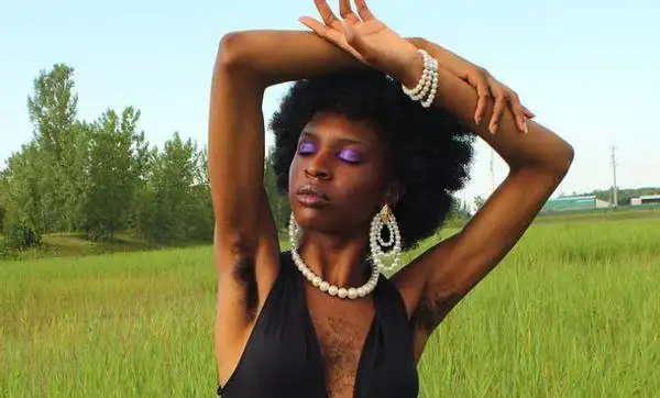 加拿大女子体毛旺盛,曾一度抑郁想自杀,如今重拾自信大秀胸毛