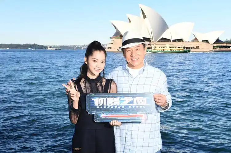 成龙力挺欧阳娜娜,赞其有才华