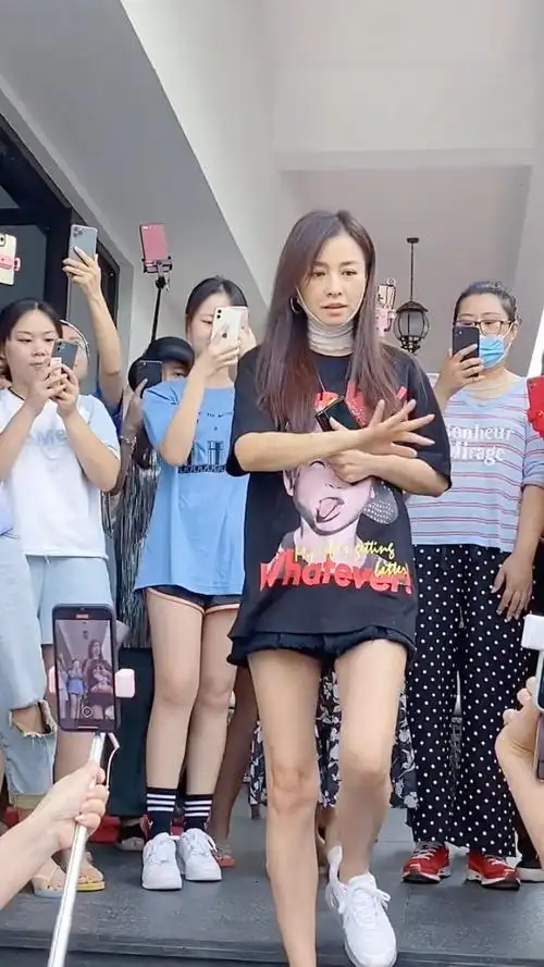 近距离抓拍 ,51岁的明星张庭,身高168,体重82,23年不吃一粒米,美丽真