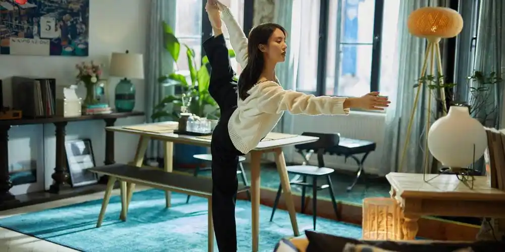 正在江苏卫视热播的《了不起的女孩》,以陆可(李一桐饰),沈思怡(金晨